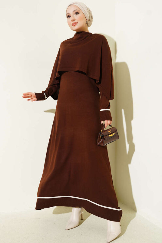 Robe en maille marron à cape détaillée