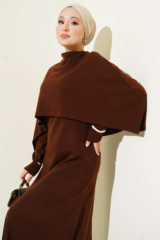 Robe en maille marron à cape détaillée