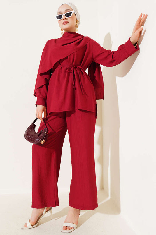 Ensemble deux pièces avec cape et tunique détaillée rouge bordeaux