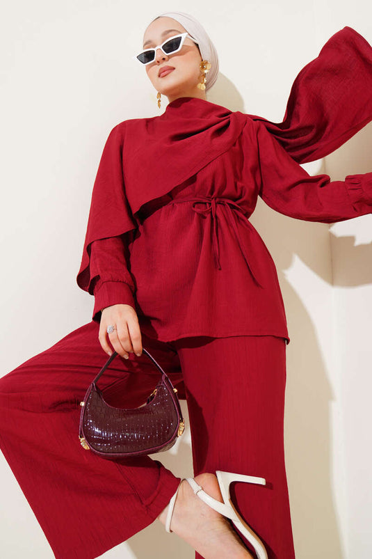 Ensemble deux pièces avec cape et tunique détaillée rouge bordeaux