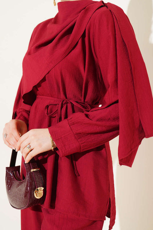 Ensemble deux pièces avec cape et tunique détaillée rouge bordeaux