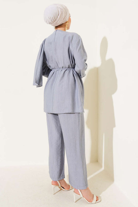 Ensemble deux pièces avec cape et tunique détaillée gris