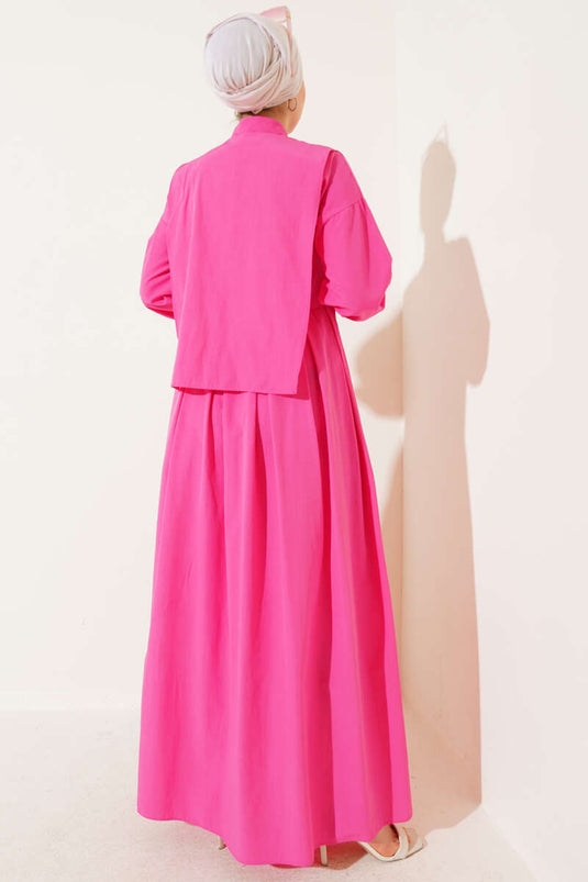 Robe fuchsia à demi-boutons et détail cape