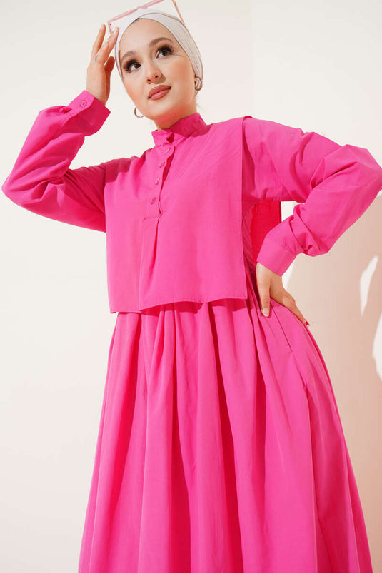 Robe fuchsia à demi-boutons et détail cape