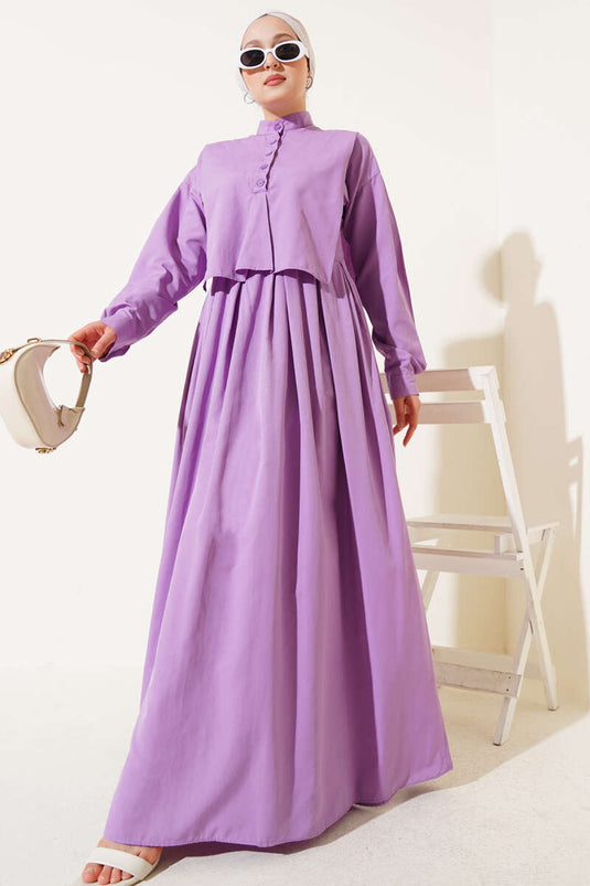 Robe lilas à demi-boutons et détail cape