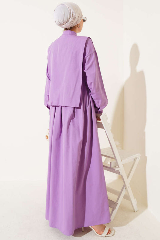 Robe lilas à demi-boutons et détail cape
