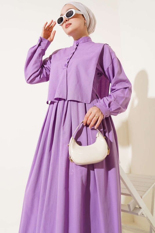 Robe lilas à demi-boutons et détail cape