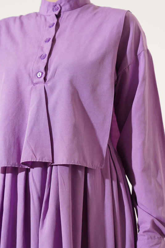 Robe lilas à demi-boutons et détail cape