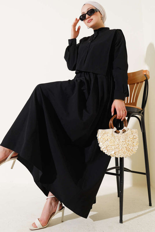 Robe noire à demi-boutons et détail cape