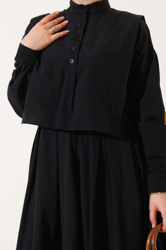 Robe noire à demi-boutons et détail cape