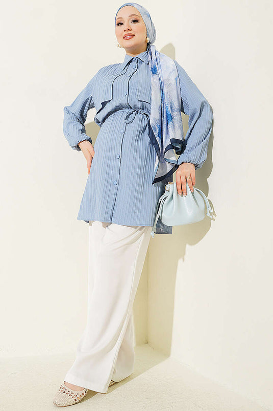 Camicia Blu Con Dettaglio Nastrino E Mantella