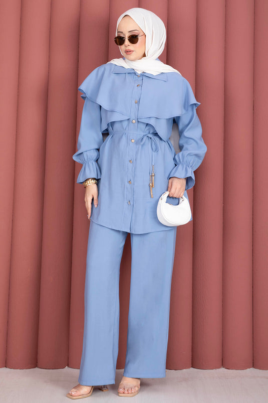Completo pantalone e tunica con bottoni e design a mantella, azzurro baby