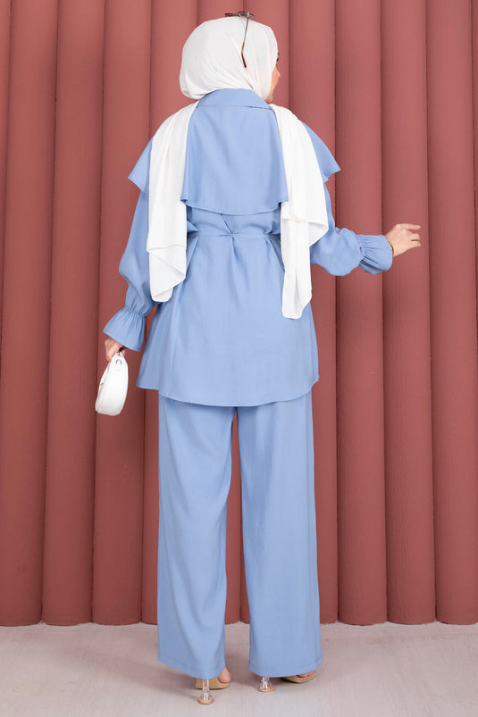 Completo pantalone e tunica con bottoni e design a mantella, azzurro baby
