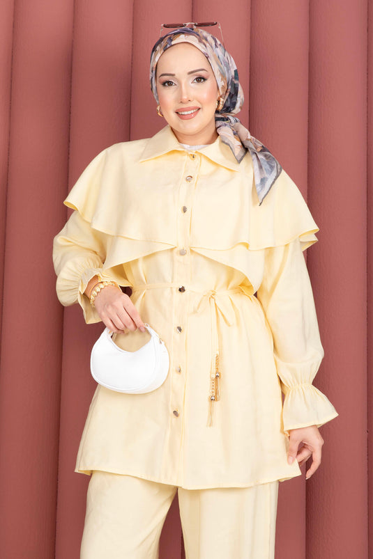 Ensemble tunique boutonnée à capeline avec pantalon jaune