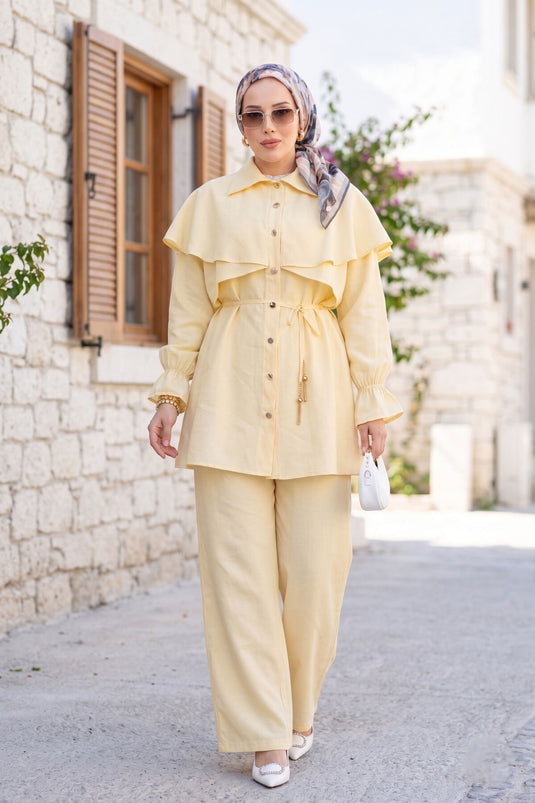 Ensemble tunique boutonnée à capeline avec pantalon jaune