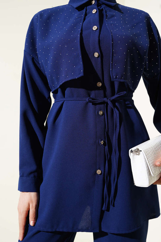 بدلة من قطعتين بحزام من الحبل المغطى بالحجر باللون الأزرق الداكن