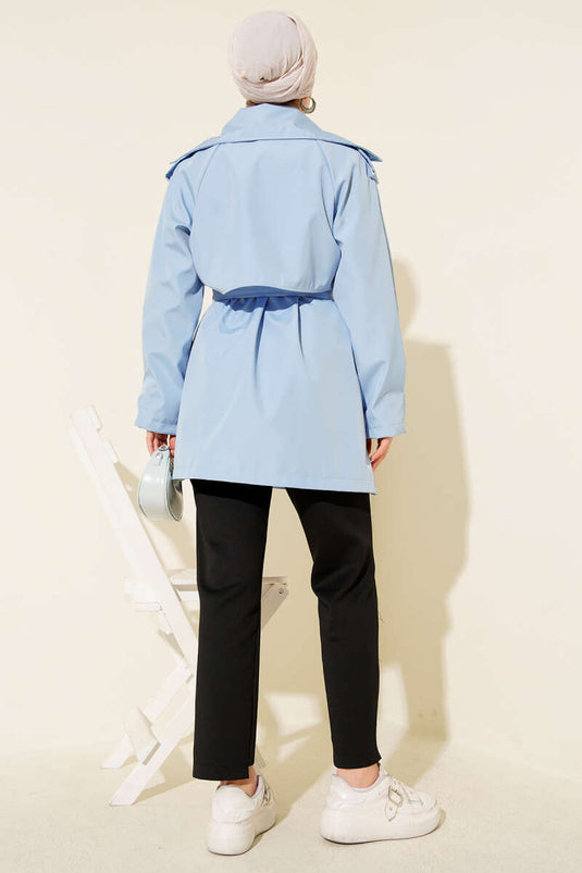 Trench-coat court à quatre boutons avec cape, bleu ciel