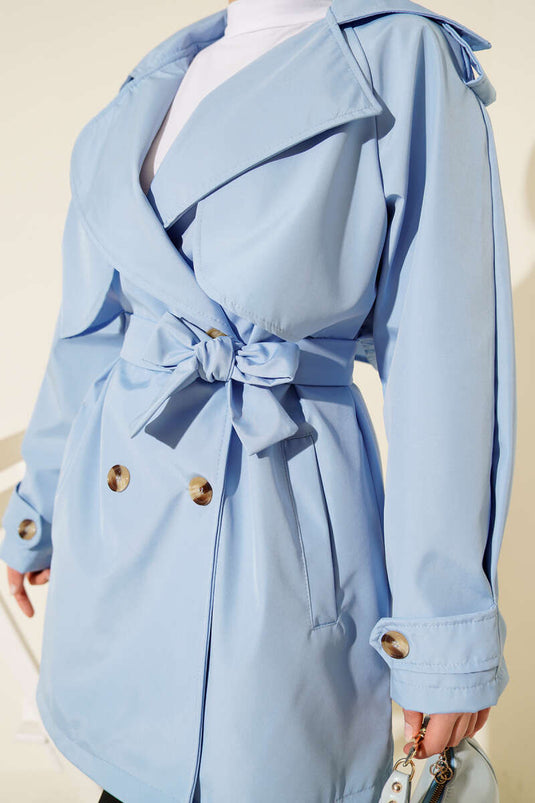 Trench-coat court à quatre boutons avec cape, bleu ciel