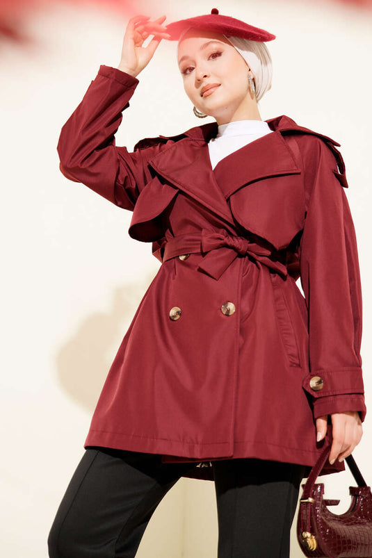 Trench-coat court à quatre boutons avec cape, bordeaux