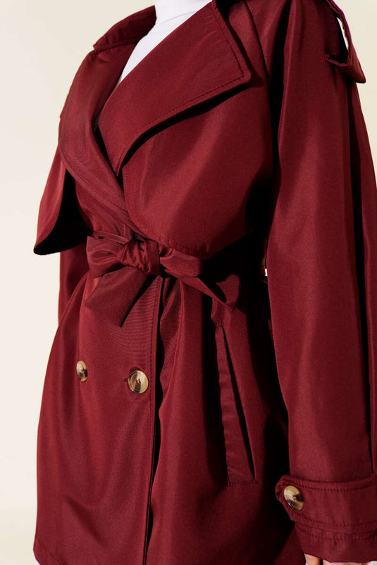 Trench-coat court à quatre boutons avec cape, bordeaux