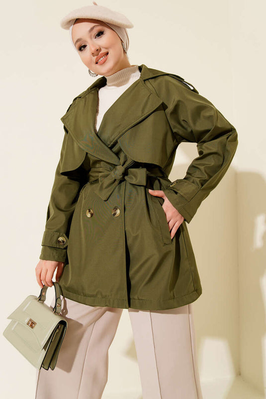 Trench-coat court à quatre boutons avec cape, kaki