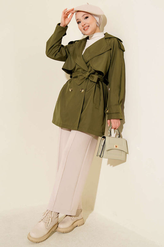 Trench-coat court à quatre boutons avec cape, kaki