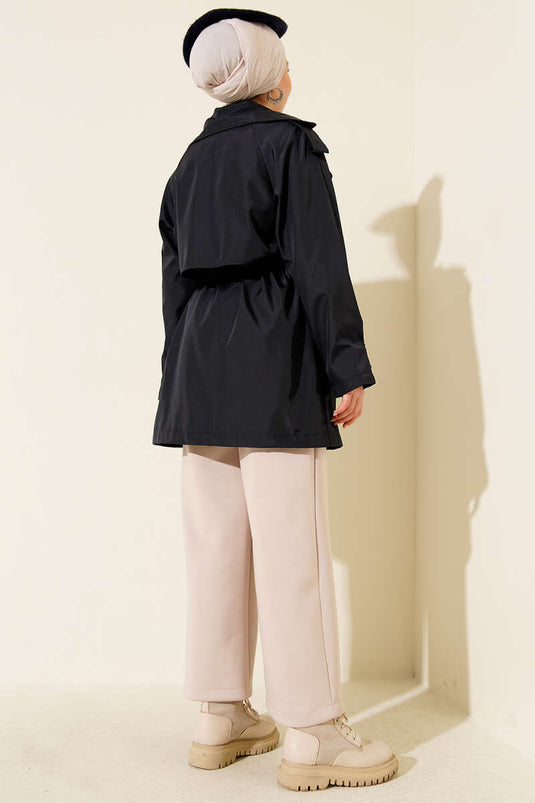 Trench-coat court bleu marine à quatre boutons avec cape