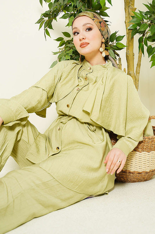 Ensemble avec cape et boutons dorés, vert avocat
