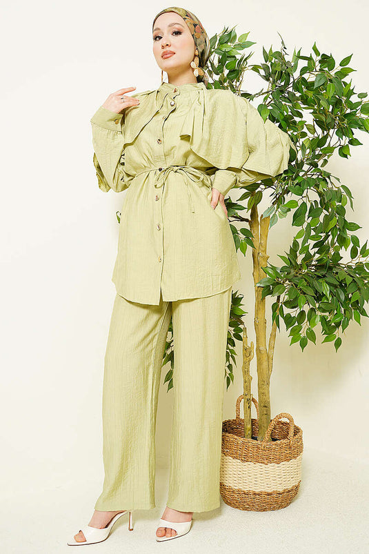 Ensemble avec cape et boutons dorés, vert avocat