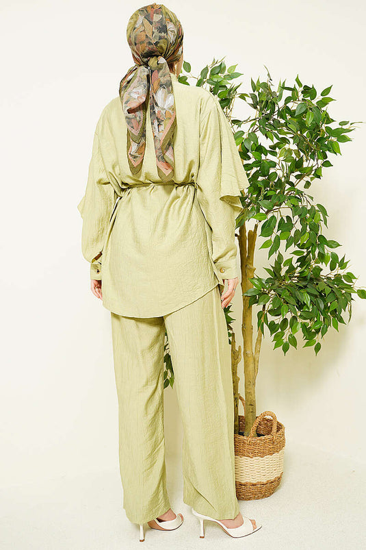 Ensemble avec cape et boutons dorés, vert avocat