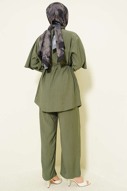 Ensemble kaki avec cape et boutons dorés