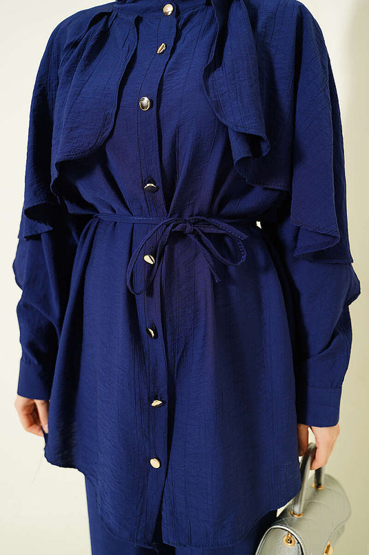 Ensemble bleu marine avec cape et boutons dorés