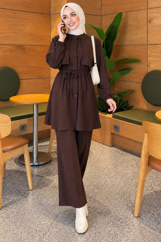 Ensemble Deux Pièces Marron Avec Cape Et Détail À Nouer