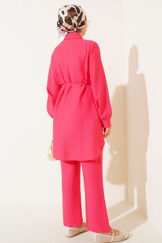 Costume deux pièces en alizarine avec cape et dentelle