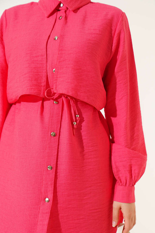 Costume deux pièces en alizarine avec cape et dentelle