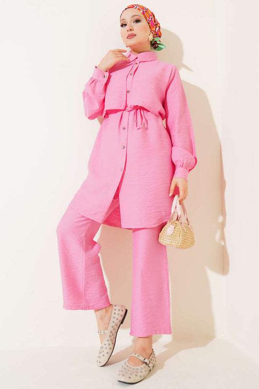 Costume deux pièces rose avec cape et lien en corde