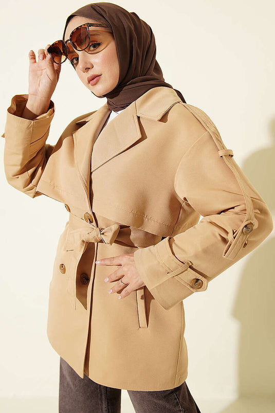 Trench-Coat Court Beige Avec Ceinture Et Cape Boutonnée