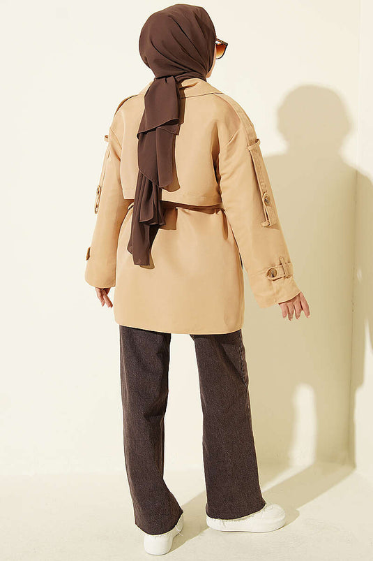 Trench-Coat Court Beige Avec Ceinture Et Cape Boutonnée