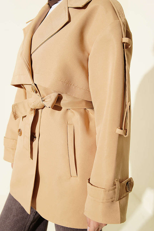 Trench-Coat Court Beige Avec Ceinture Et Cape Boutonnée