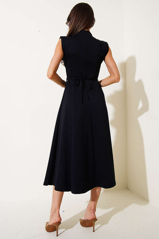 Robe noire ceinturée avec cordon et détails de perles