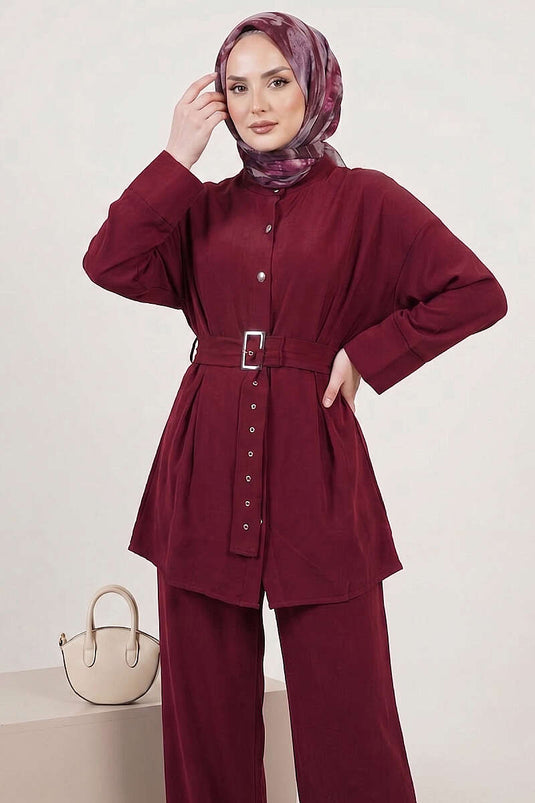Ensemble deux pièces bordeaux avec ceinture et détails de perles