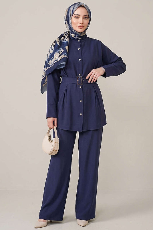 Ensemble deux pièces avec ceinture et détails de perles, bleu marine