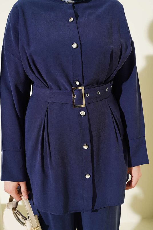 Ensemble deux pièces avec ceinture et détails de perles, bleu marine