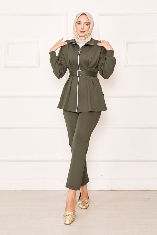 بدلة مكونة من قطعتين بسحاب وتفاصيل مطوية باللون الكاكي