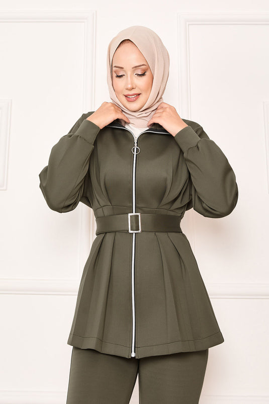 بدلة مكونة من قطعتين بسحاب وتفاصيل مطوية باللون الكاكي