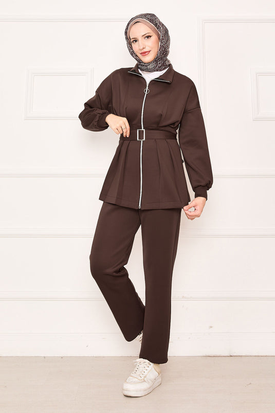 بدلة بنية اللون مكونة من قطعتين بسحاب وتفاصيل مطوية