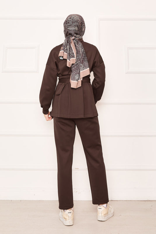 بدلة بنية اللون مكونة من قطعتين بسحاب وتفاصيل مطوية