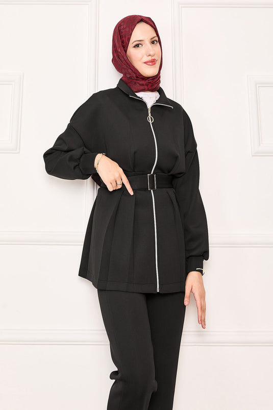 بدلة سوداء من قطعتين بسحاب وتفاصيل مطوية