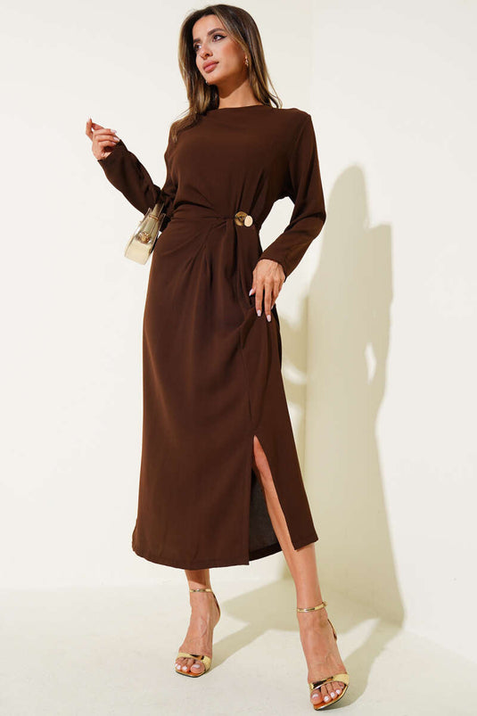 Abito midi plissettato con fibbia dorata, marrone