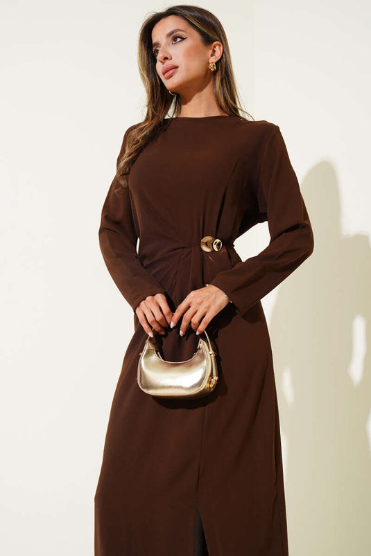 Abito midi plissettato con fibbia dorata, marrone